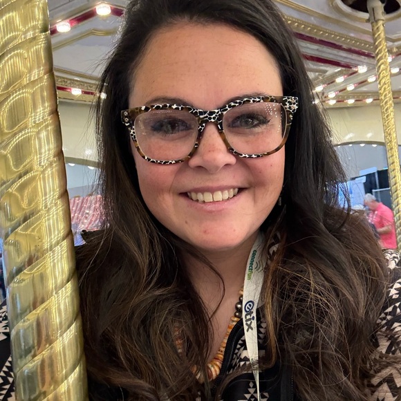 Meet your Posher, Taylor - Picture 2 of 2